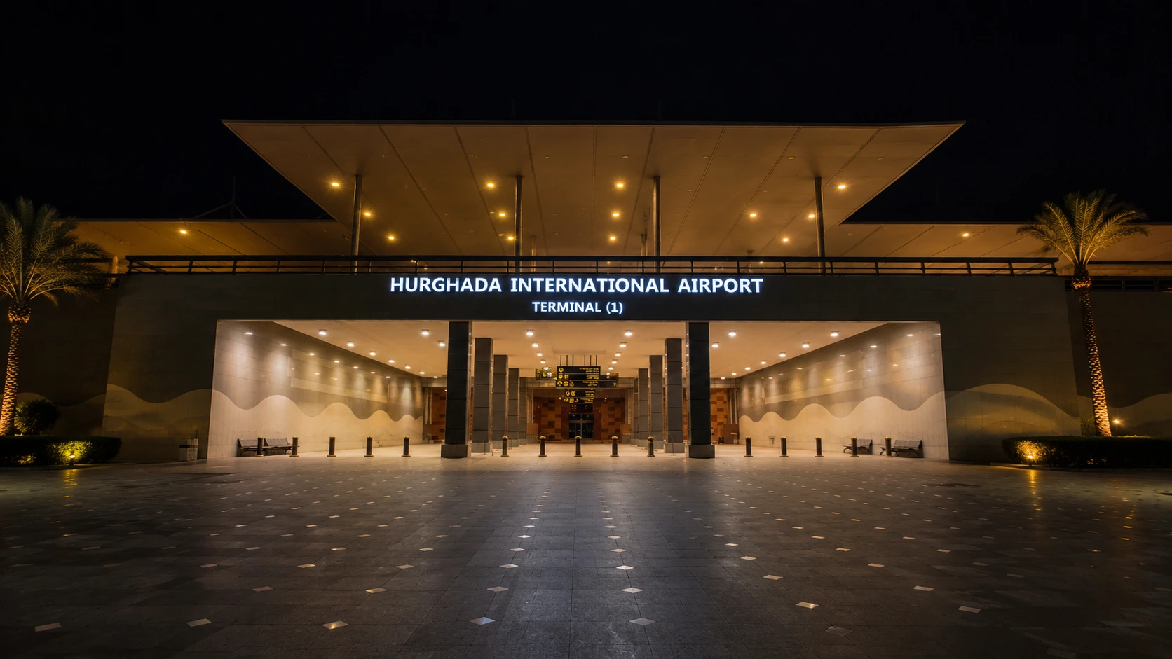 Beleuchtetes Terminalgebäude am Flughafen Hurghada bei Nacht